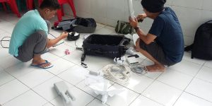 Tim sedang merakit pesawat untuk BTS serta instalasi jaringan Internet.