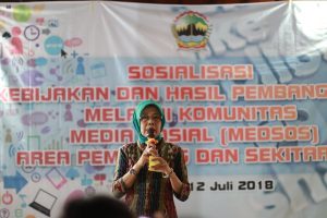 Evi Sulistyowati Kepala Bidang Informasi dan Komunikasi Publik Dinas Komunikasi dan Informatika (Diskominfo) Jateng sedang membuka acara sarasehan Diskominfo dengan Pegiat Media Sosial Pemalang