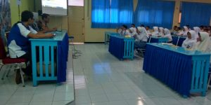 Siswa-siswi SMAN 2 Pemalang serius memperhatikan materi Literasi Digital untuk Pelajar yang disampaikan oleh Relawan TIK di ruang Multimedia.