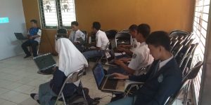 Dedi Oktiawan (Puspindes) sedang memberikan penjelasan tentang bagaimana cara membuat blog