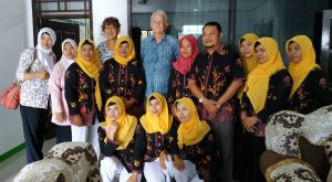 Jensen dan Nicole foto bersama Kepala Desa dan Pengurus PKK desa Penggarit Kecamatan Taman.