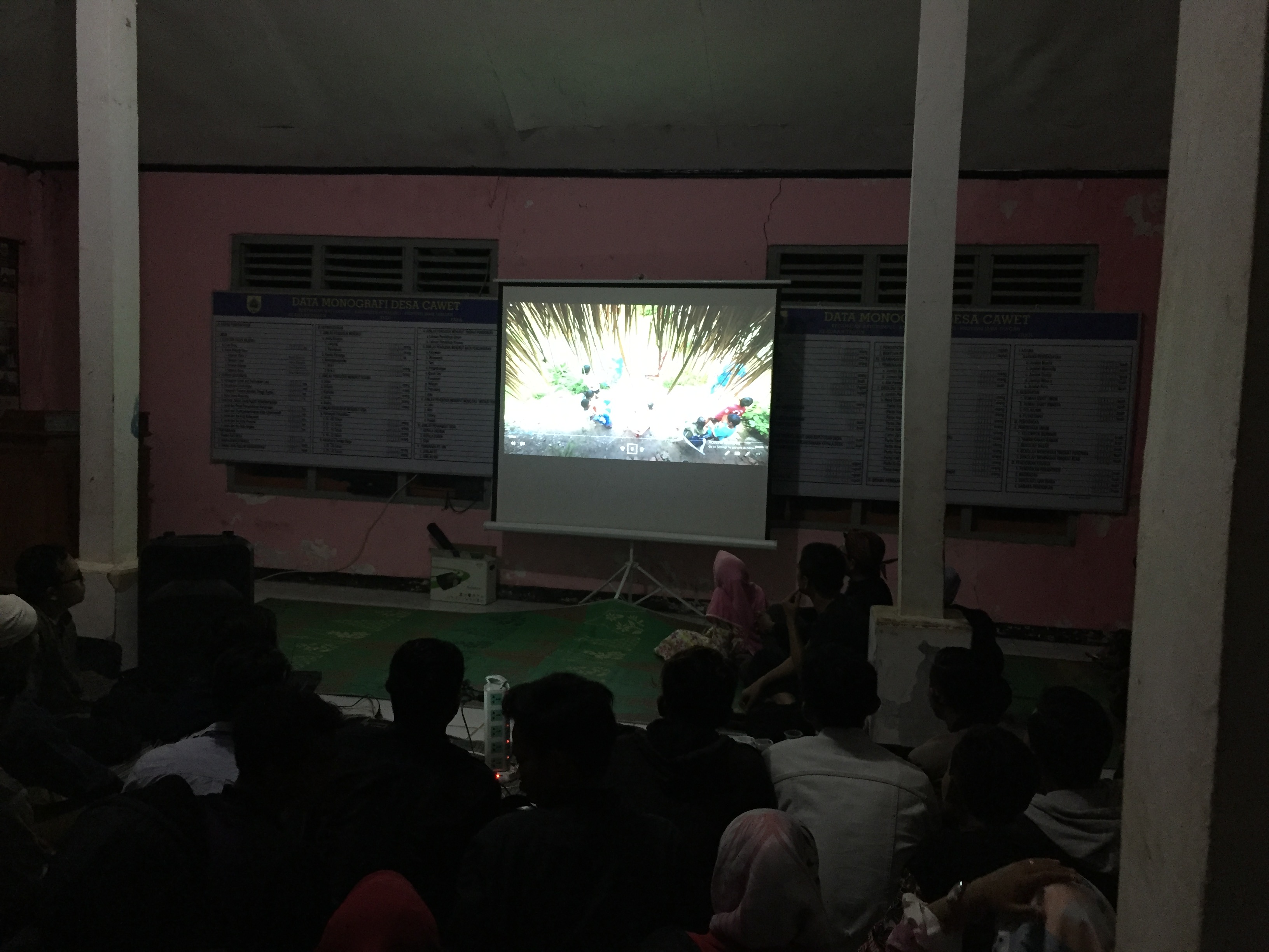 Peserta yang terdiri dari karang taruna desa Cawet serius menonton film dan diskusi tentang pemberdayaan digital.