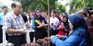 Xiao Qian Duta Besar Rakyat Tiongkok berinteraksi dan membeli makanan tradisional kepada penjual di Pasar Kamis Wage.