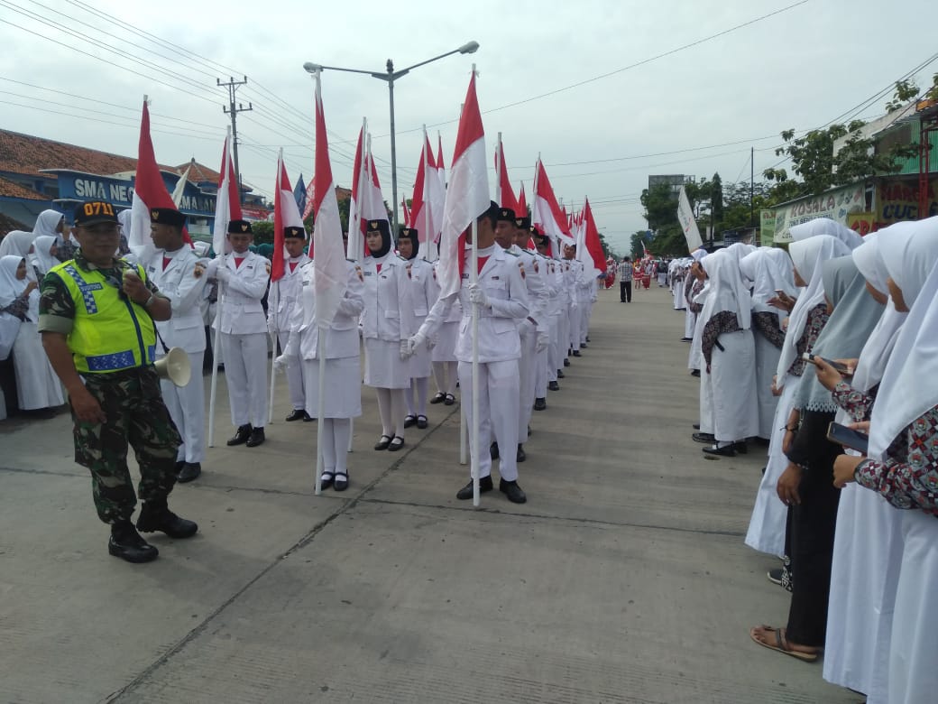 Pasukan Pengibar Pendera (Paskibraka) Kabupaten Pemalang, membawa bendera dalam acara Kirab Pataka.