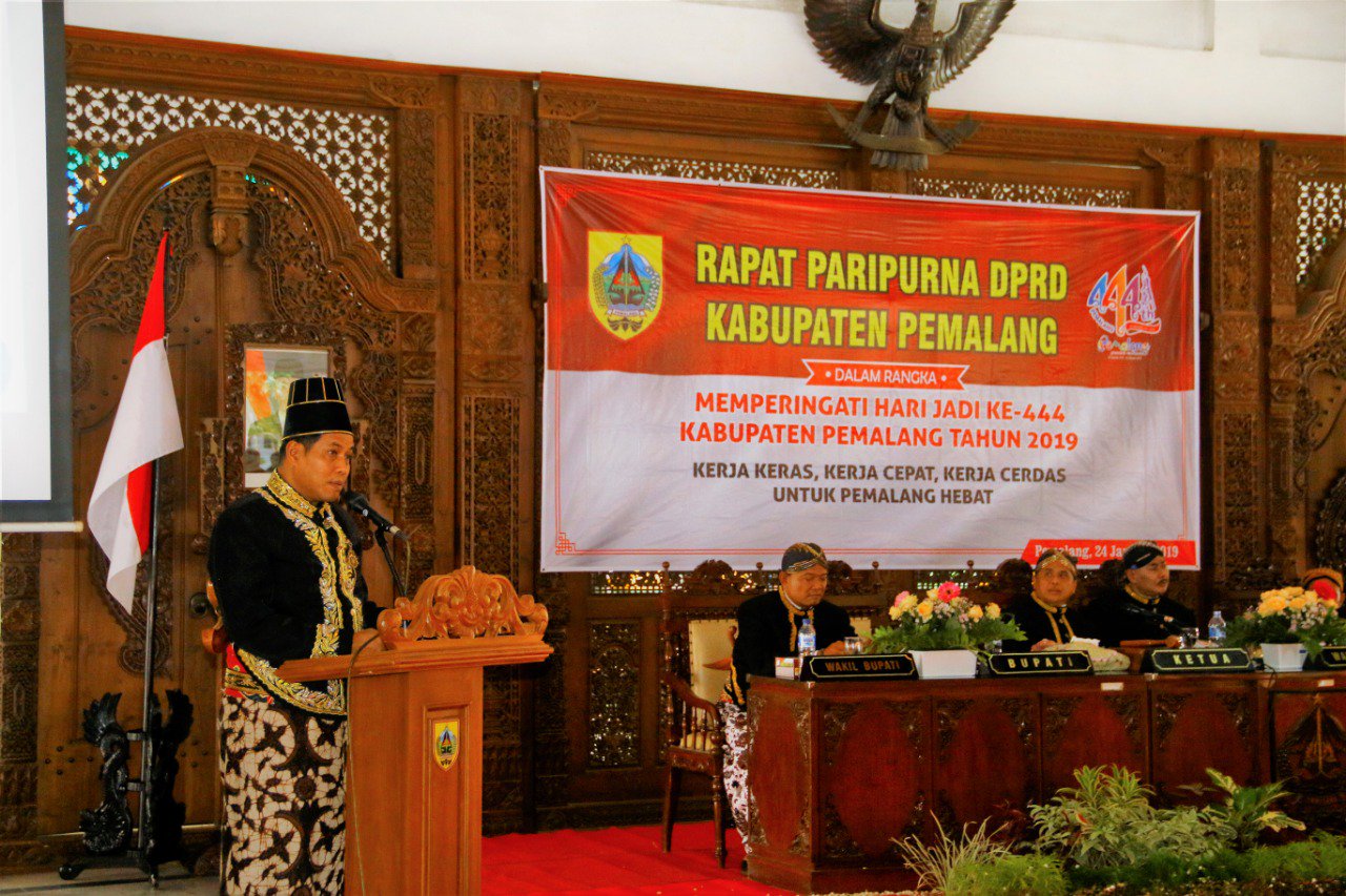 Bupati Pemalang menyampaikan sambutan dalam rapat paripurna bersama DPRD di Pendopo Kabupaten Pemalang.
