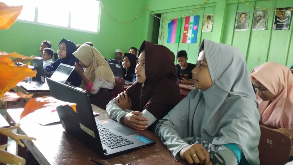 Para peserta pelatihan komputer dasar sedang serius memperhatiakn pemaparan materi dari Zaenal